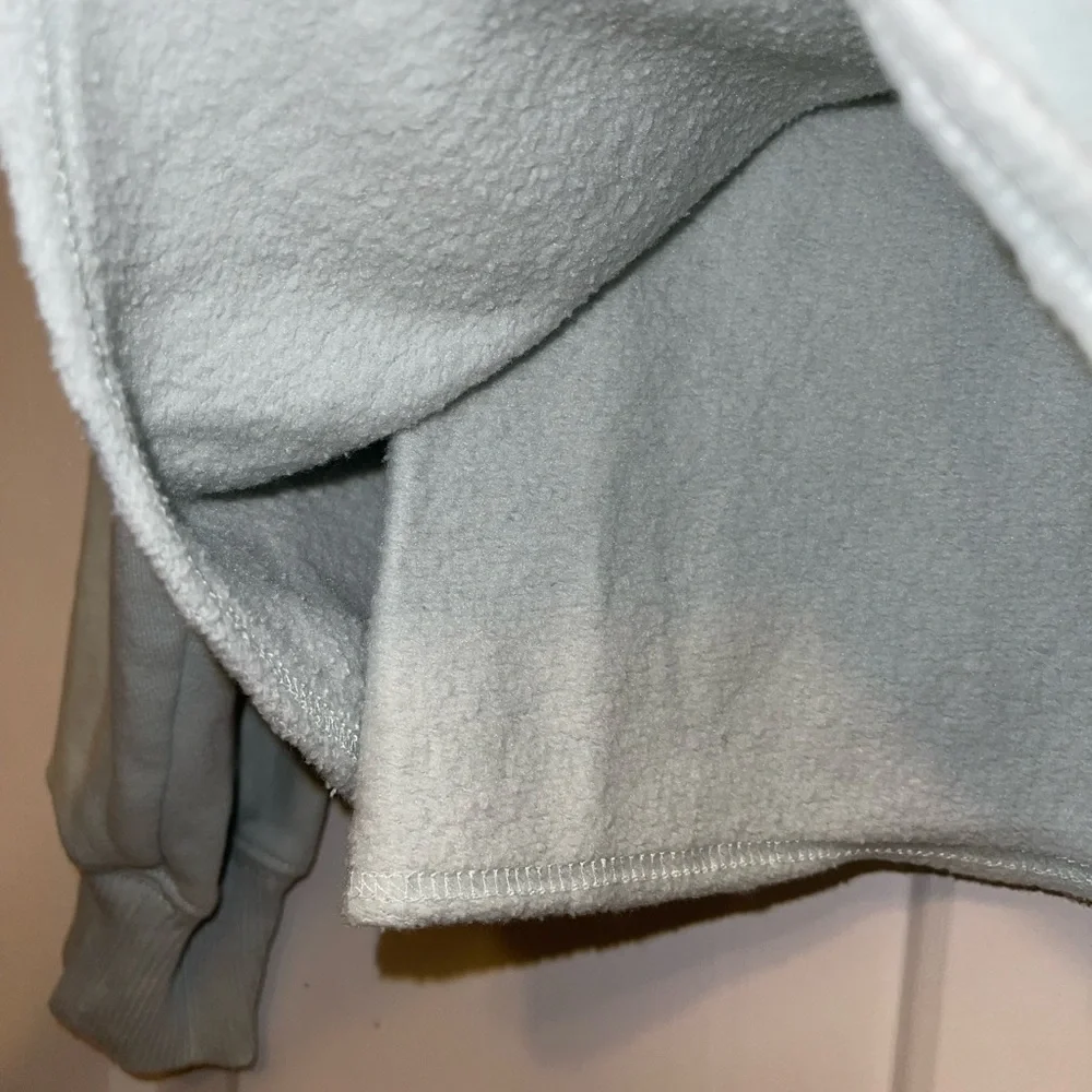 Hollister™️ Butterfly Cropped Sweatshirt - Picture 3 of 3